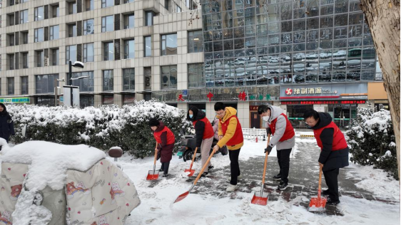 聞雪而動顯擔當 暖心除雪傳溫情